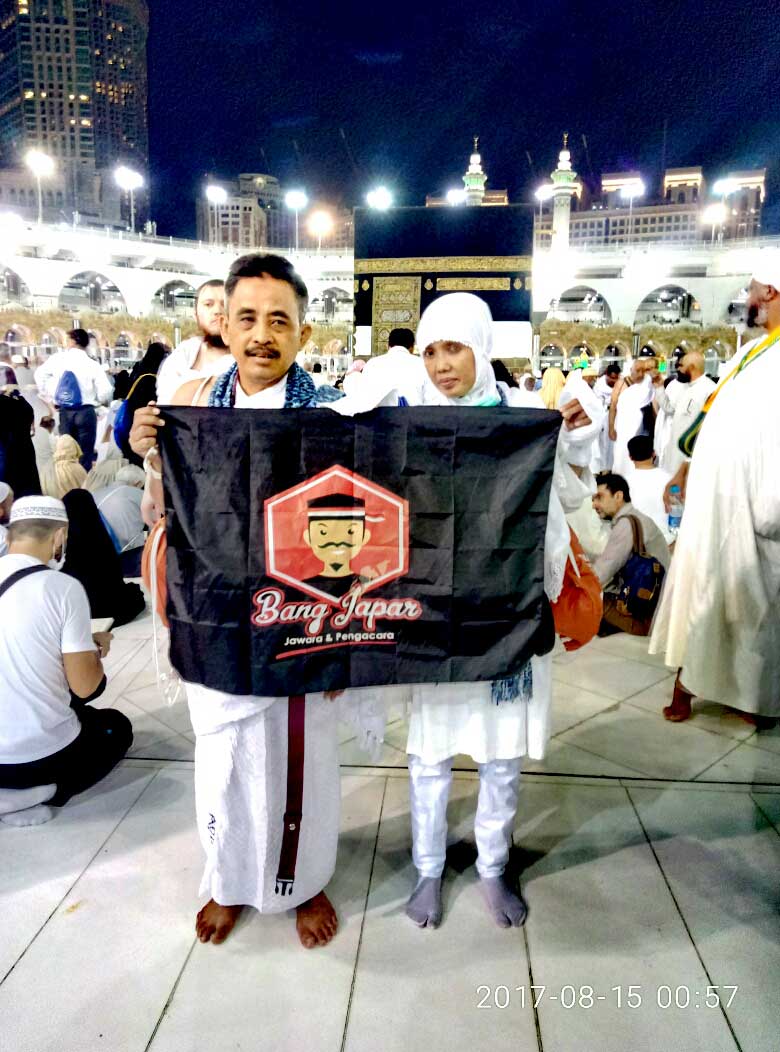 Bendera Ormas Bang Japar terlihat di Masjidil Haram Mekkah bersama orang Tua Komcam Pulogadung Jaktim