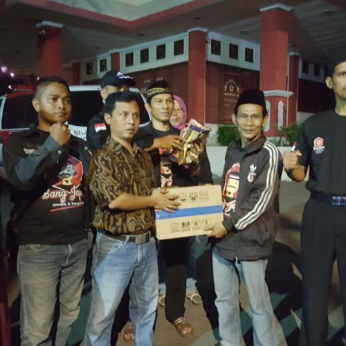 Komcam Duren Sawit serahkan Bantuan Korban Kebakaran di Klender Jakarta Timur