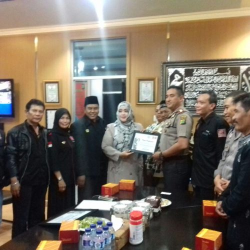Kapolres Jakarta Pusat terima Penghargaan DPD RI dari Ketum Ormas Bang Japar Fahira Idris