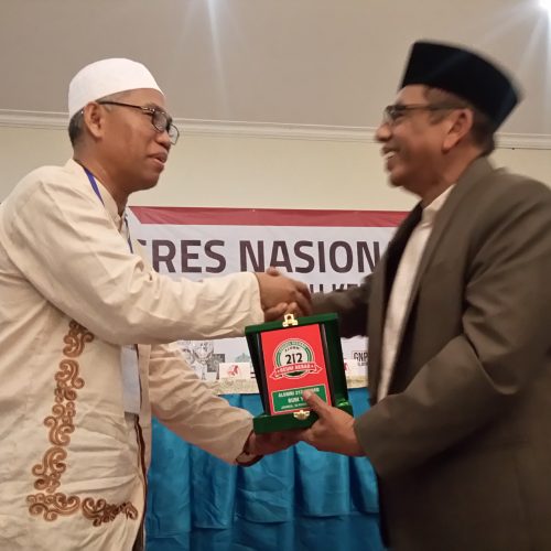 Buni Yani dapat penghargaan dari Ulama tokoh penjaga Al-Quran dan Agama