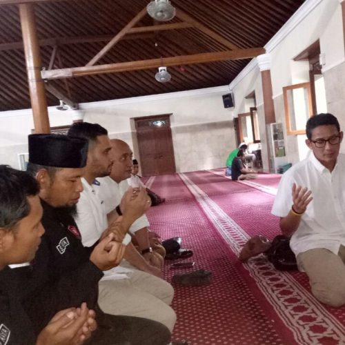 Bang Japar Solo Raya Kawal Kunjungan Wagub DKI Jakarta Sandiaga Uno dari Pasar hingga Buat Serabi di Solo Jawa Tengah.