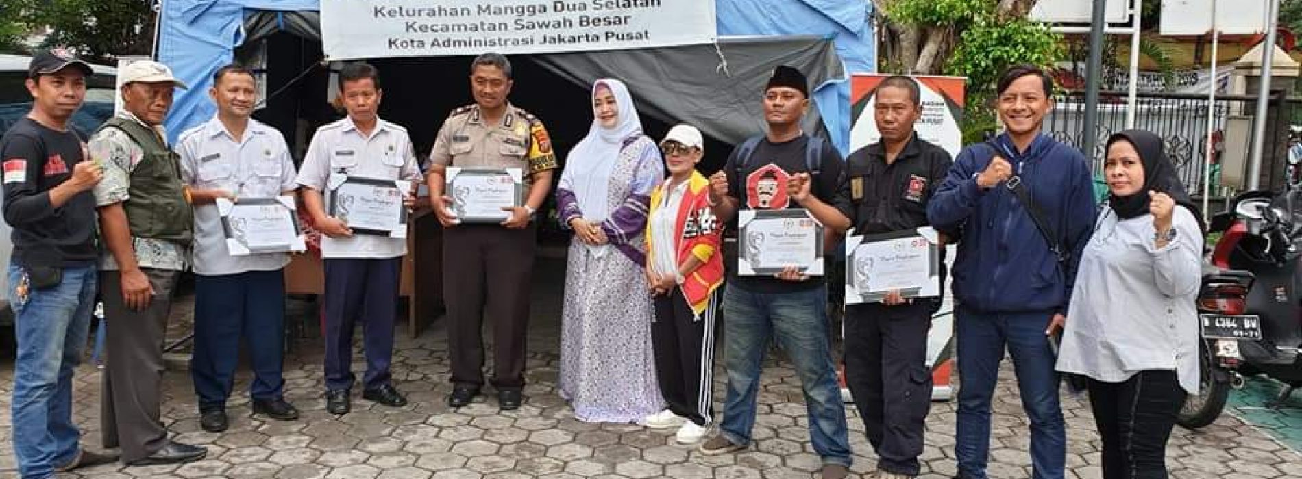 Fahira Idris turun langsung sampaikan Piagam Penghargaan pada Pejuang Demokrasi di GOR Mangga Dua Sawah Besar Jakpus