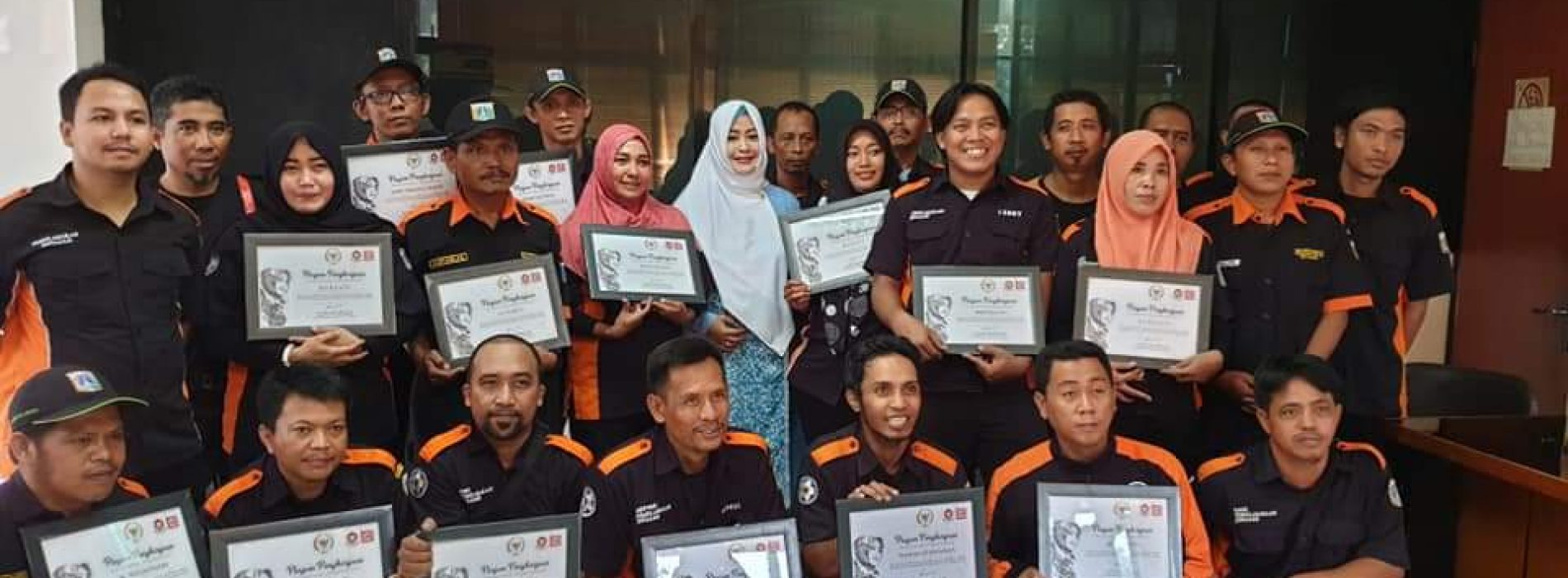 Fahira Idris berikan Piagam Penghargaan DPD RI kepada Bidang Tim Pemulasaraan Jenazah Dinas Kehutanan Pemprov DKI Jakarta