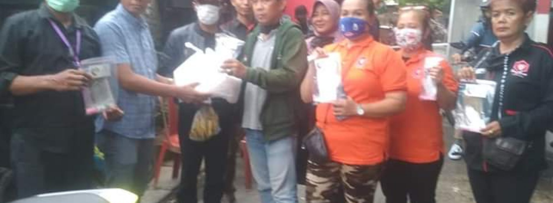 Fahira Idris Ketum Bang Japar Berbagi Hand Sanitizer, Sarung Tangan Dan Masker di Pademangan Jakut
