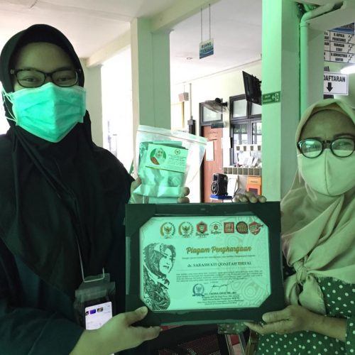 Wujud Apresiasi, Fahira Idris Anggota DPD RI Anugerahi Piagam Penghargaan Kepada Dokter Puskesmas Pancoran Mas Depok Jawa Barat