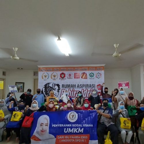Fahira Idris Berikan Modal Usaha Pada Pelaku UMKM di DKI Jakarta