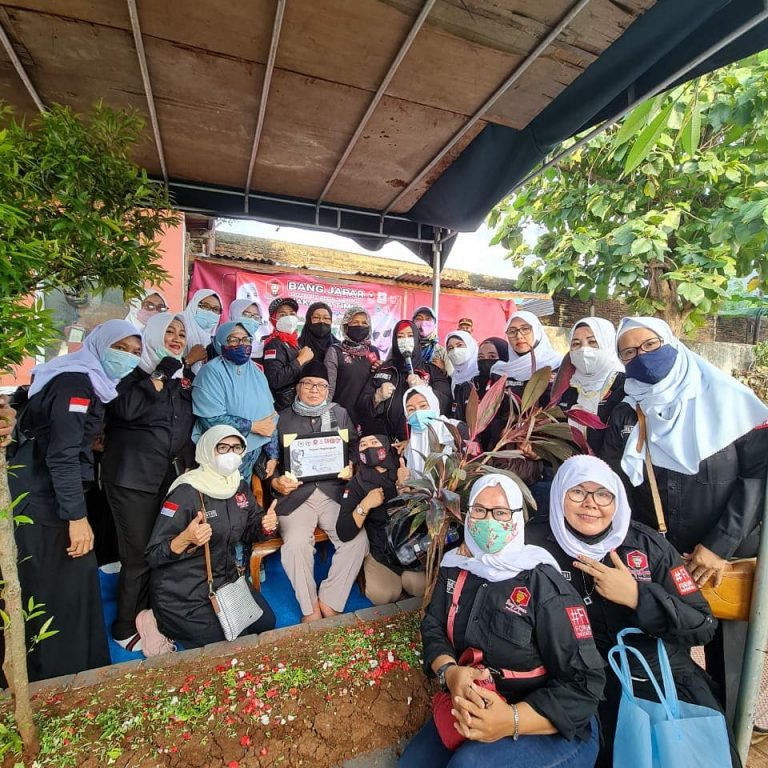 FAHIRA IDRIS ZIARAH KE MAKAM H. DARIP PENJUANG BETAWI 'PANGLIMA PERANG