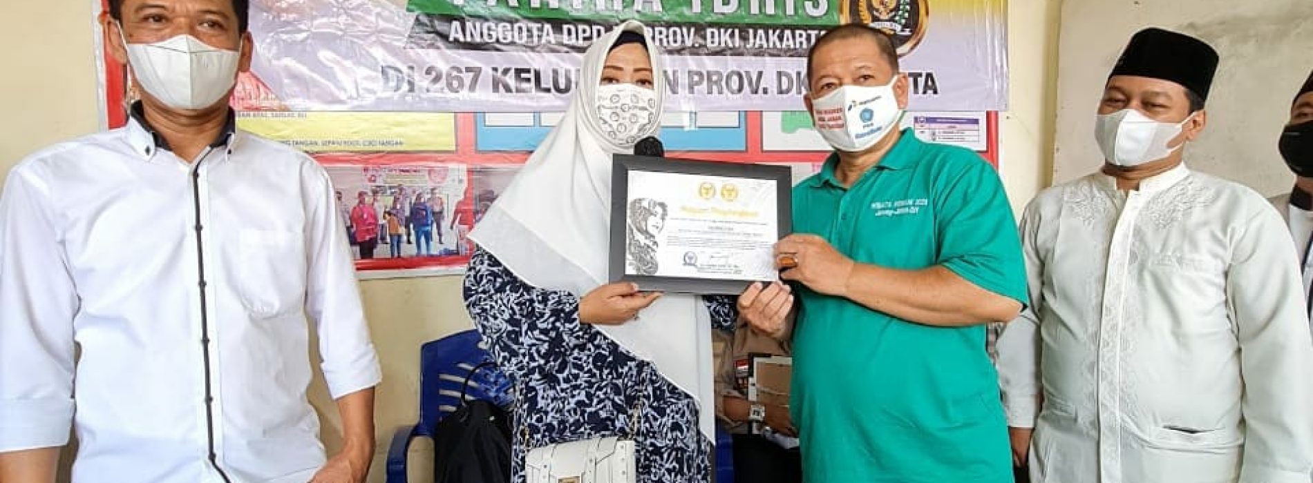 Wujud Apresiasi, Fahira Idris berikan Piagam Penghargaan Penanganan Covid-19 Kepada Gugus Tugas di Kelurahan Pejaten Timur, Pasar Minggu Jakarta Selatan