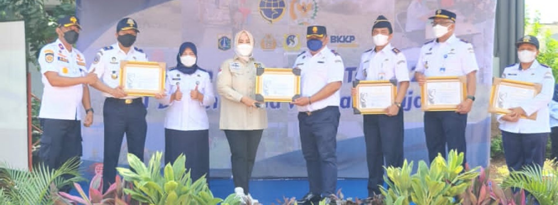 Fahira Idris Hadiri dan Berikan Piagam Penghargaan DPD RI di Program Padat Karya Ditjen Hubla Tahun 2021 Melalui Grup UPT Di Wilayah Kalijapat Jakarta.