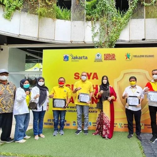 Fahira Idris Hadir dan Berikan Piagam Penghargaan DPD RI Pada Keluarga Besar Golkar DKI Jakarta dalam Kegiatan Vaksinasi Covid-19