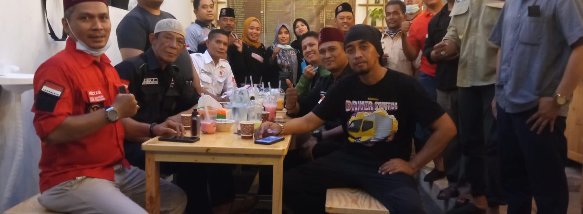 Bang Karunia Kadiv Hukum Bang Japar Komwil Jaktim buka UMKM Cafe Keadilan di Cakung Jaktim.