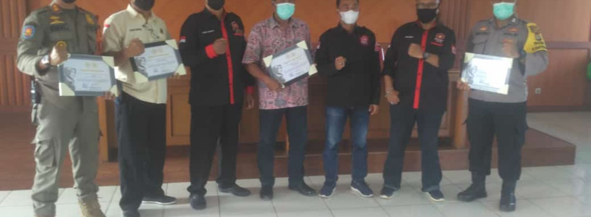 Wujud Apresiasi, Fahira Idris berikan Piagam Penghargaan DPD RI pada Para Gugus Tugas Pencegahan Pandemi Covid-19 di Semper Barat Cilincing Jakarta Utara.