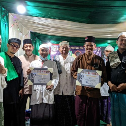 Pimpinan MTDS Darul Furqan Ustadz BOF Al Banjari Wakili Fahira Idris berikan Piagam Penghargaan DPD RI Kepada Para Ulama di Cilincing Jakut.