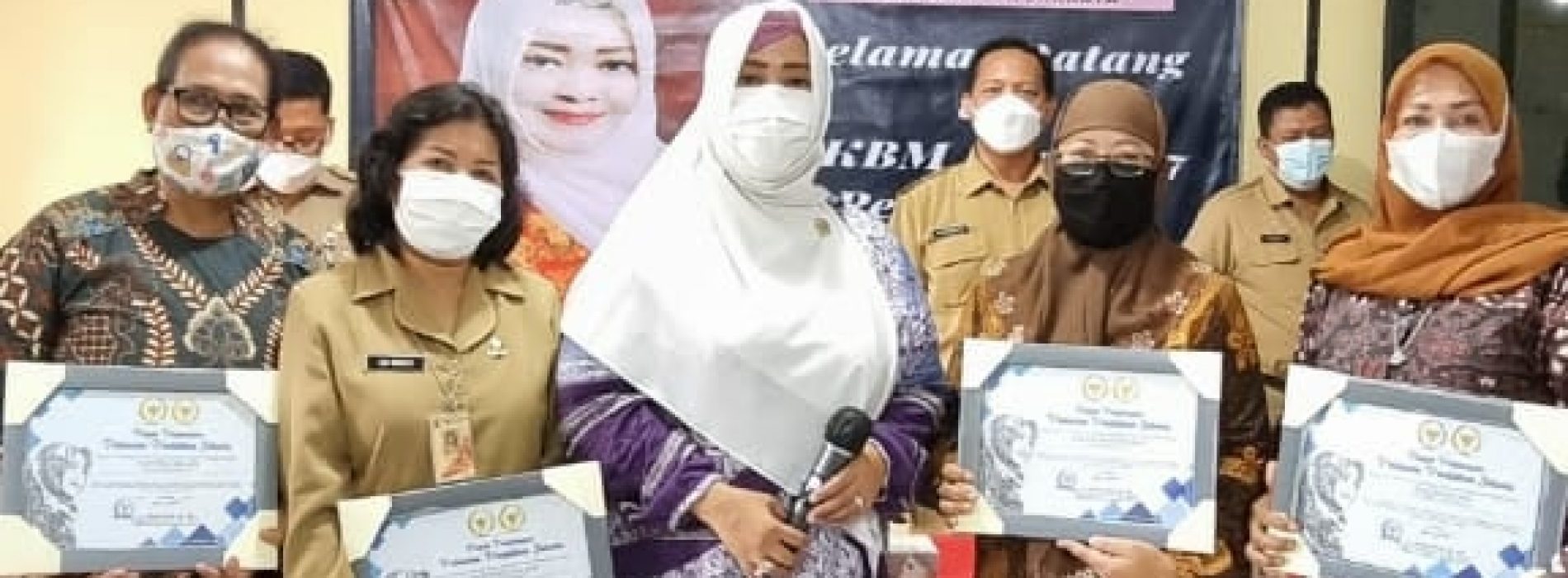 Fahira Idris Berikan Piagam Penghargaan DPD RI Pada Tutor PKBM Negeri 17 Jakarta.