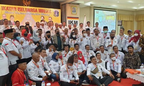 Fahira Idris hadir Rakerwil DPW Ikatan Keluarga Minang (IKM) DKI Jakarta sekaligus berikan Piagam Penghargaan DPD RI Kepada Ketum IKM Bang Fadli Zon.