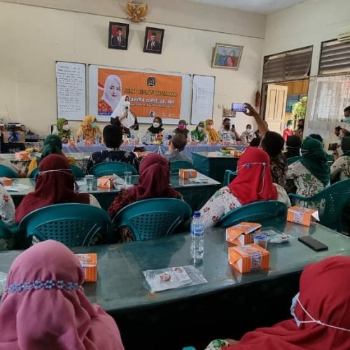 PTM dimulai, Fahira Idris Kunjungi Sekolah sekaligus Diberikan Piagam Penghargaan DPD RI Pada Guru di SDN 01, 02, 03, 04, 05, 06 Duri Utara Tambora Jakarta Barat.
