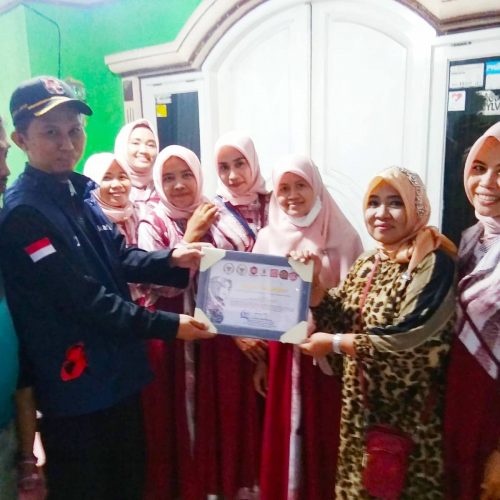 Wujud Apresiasi, Fahira Idris berikan Piagam Penghargaan DPD RI pada Para Gugus Tugas Pencegahan Pandemi Covid-19 di Cakung Jakarta Timur.