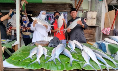 Fahira Idris kunjungi Festival Pasar Ikan Bandeng Rawa Belong Jakarta Barat.