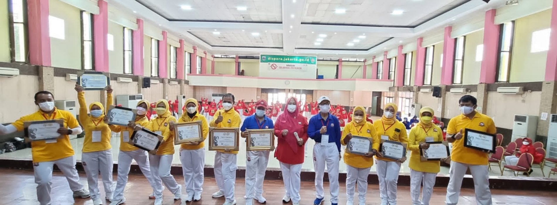 Fahira Idris Berikan Piagam Penghargaan DPD RI Kepada Pelatih Diklat STI Tingkat Pratama di GOR Otista Jatinegara Jaktim