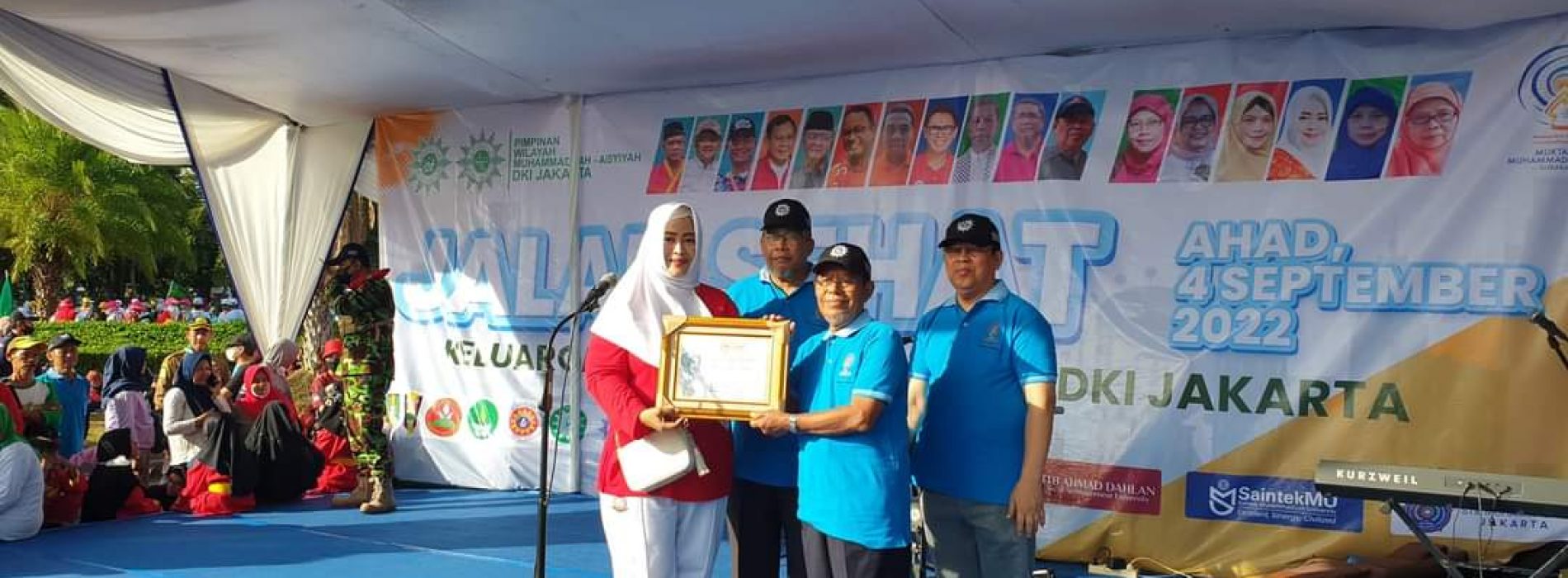 Fahira Idris Berikan Piagam Penghargaan DPD RI Kepada PW Muhammadiyah DKI Jakarta di Gerak Jalan Sehat Monas.