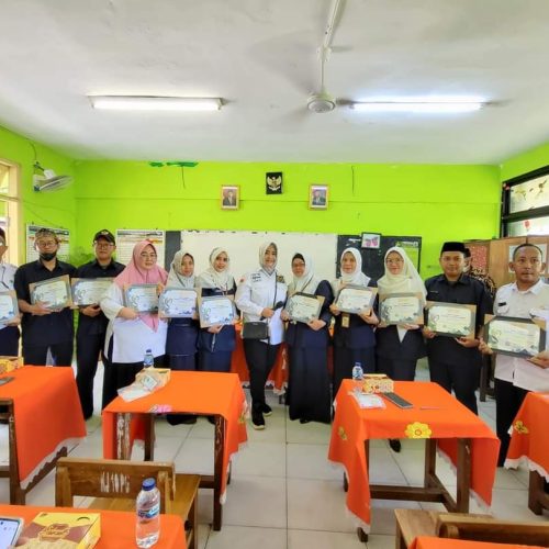 PTM di Buka, Fahira Idris berikan Apresiasi Piagam Penghargaan DPD RI Pada Guru di Jakarta Barat.